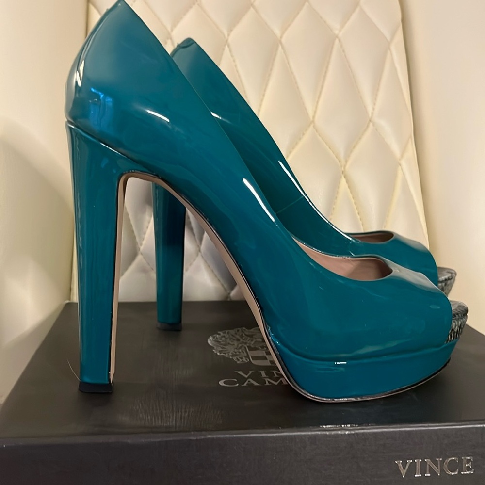 Vince Camuto Tropical Teal patent leather 5inch Heels Like New